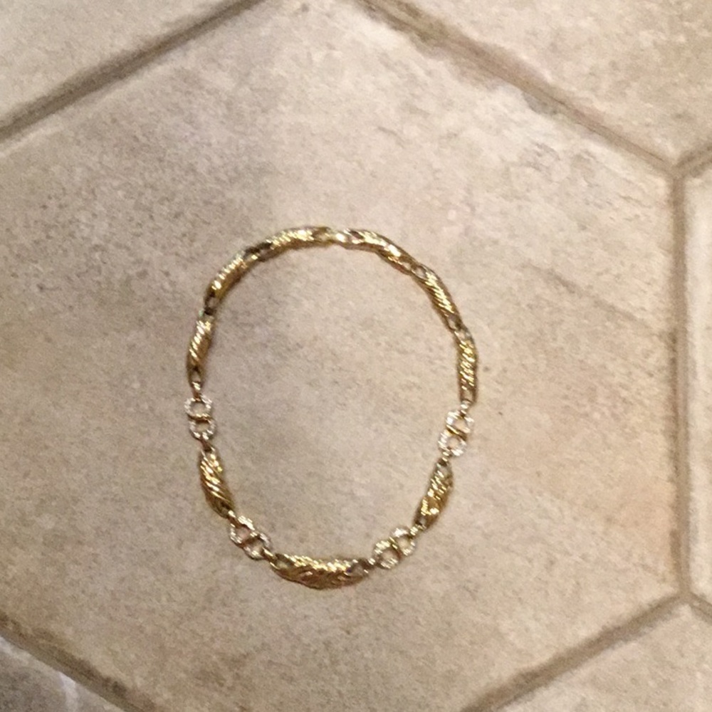 EUC Women’s Trifari Gold Colored Necklace